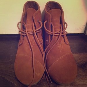 Toms Wedge Booties in burnt sienna / camel